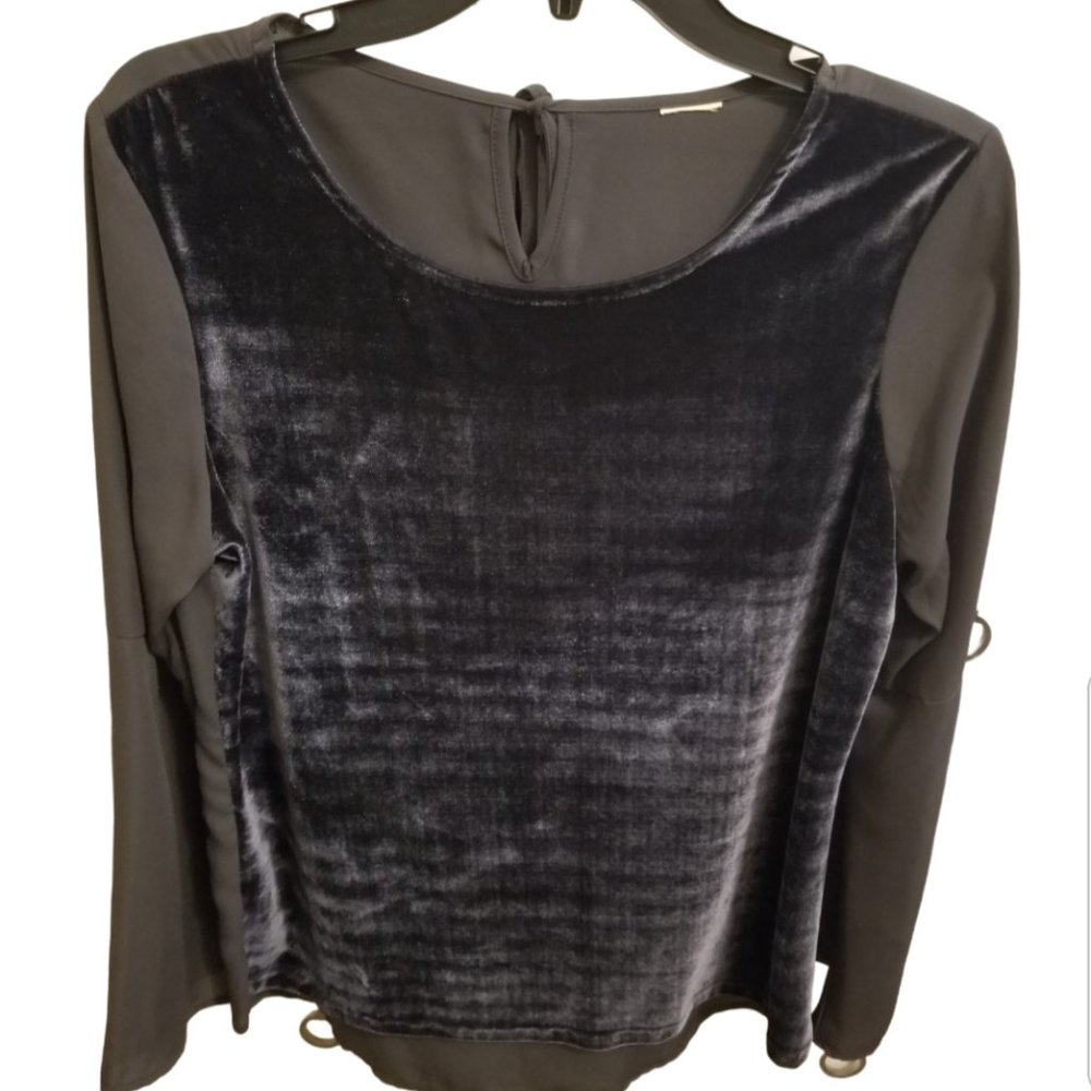 Women's Long Sleeved Shirt Size Small